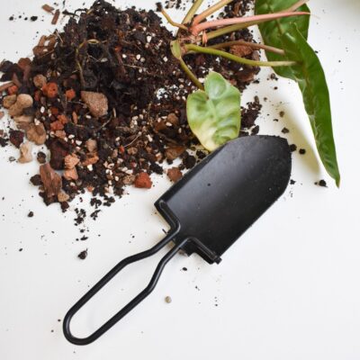 Foldable gardening spade